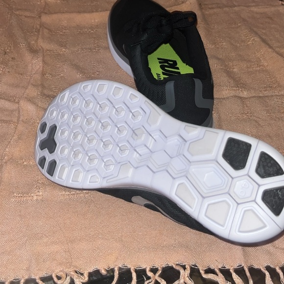 Womens size 9 running shoe - Picture 4 of 5